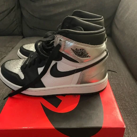 Nike Air Jordan Retro 1 High OG Metallic Silver Silver Toe Women’s Size 7/M5.5 Air Jordan 1 Retro High Silver Toe Womens | CD0461-001 | Laced main image 3
